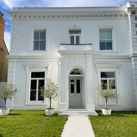 Willow House, Georgian Property In Shepperton Kültér fotó
