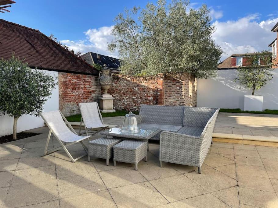 Willow House, Georgian Property In Shepperton Kültér fotó