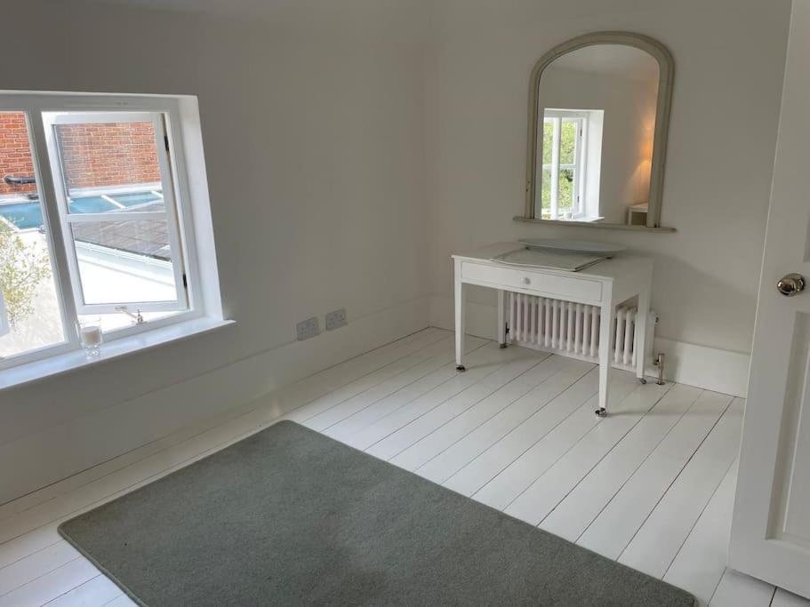 Willow House, Georgian Property In Shepperton Kültér fotó